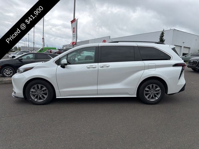 2023 Toyota Sienna XLE 8 Passenger
