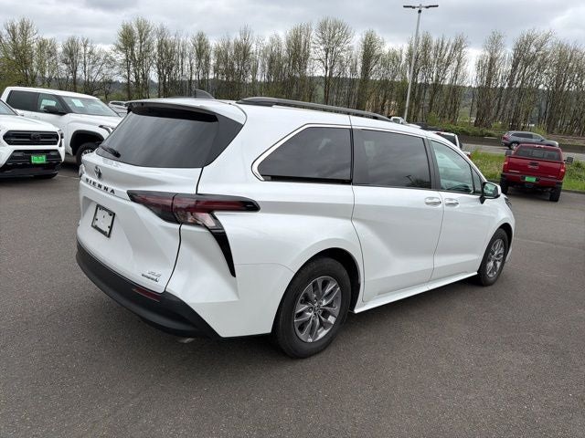 2023 Toyota Sienna XLE 8 Passenger