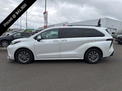 2023 Toyota Sienna XLE 8 Passenger