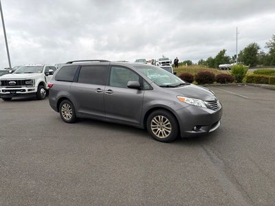 2017 Toyota Sienna XLE 8 Passenger